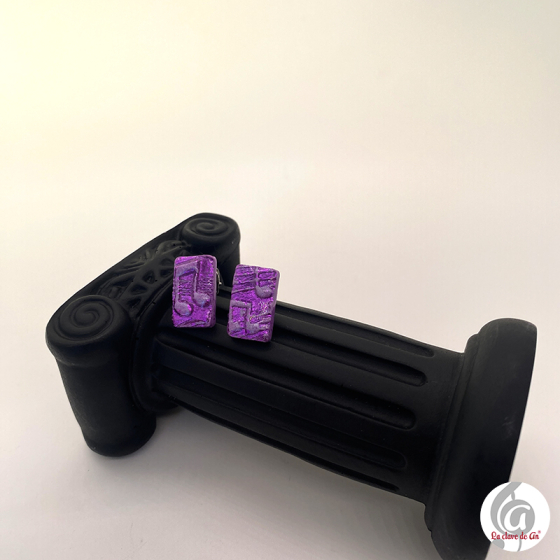 Pendientes rectangulares lilas con notas musicales