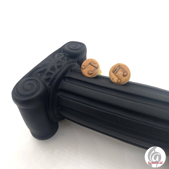 Mini pendientes redondos marrones con notas musicales
